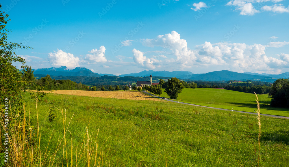 Wunderschöne bayrische Landschaft mit der Wallfahrtskirche Wilparting im Sommer