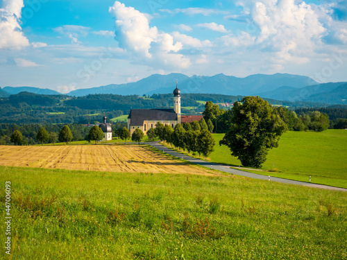 Wunderschöne bayrische Landschaft mit der Wallfahrtskirche Wilparting im Sommer photo