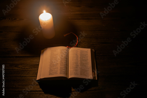 Studiowanie pisma świętego w blasku świecy.