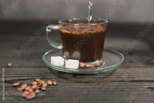 Parzenie czarnej kawy w szklanej filiżance.