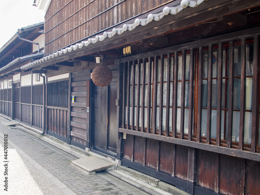 京都 伏見の酒蔵のある町並み