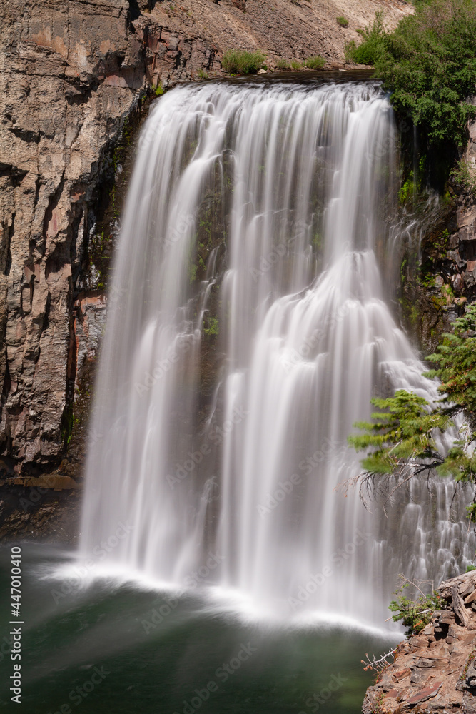 Obraz premium Rainbow Falls in Devils Postpile National Monument