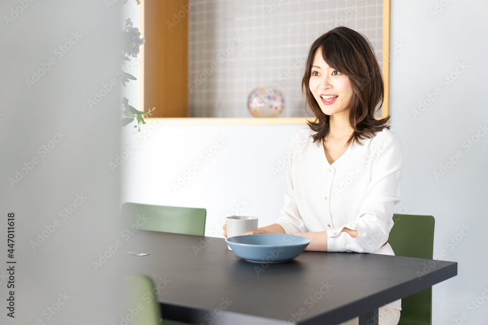 カフェでコーヒーを飲む若い女性 カフェでコーヒーを飲む若い女性
