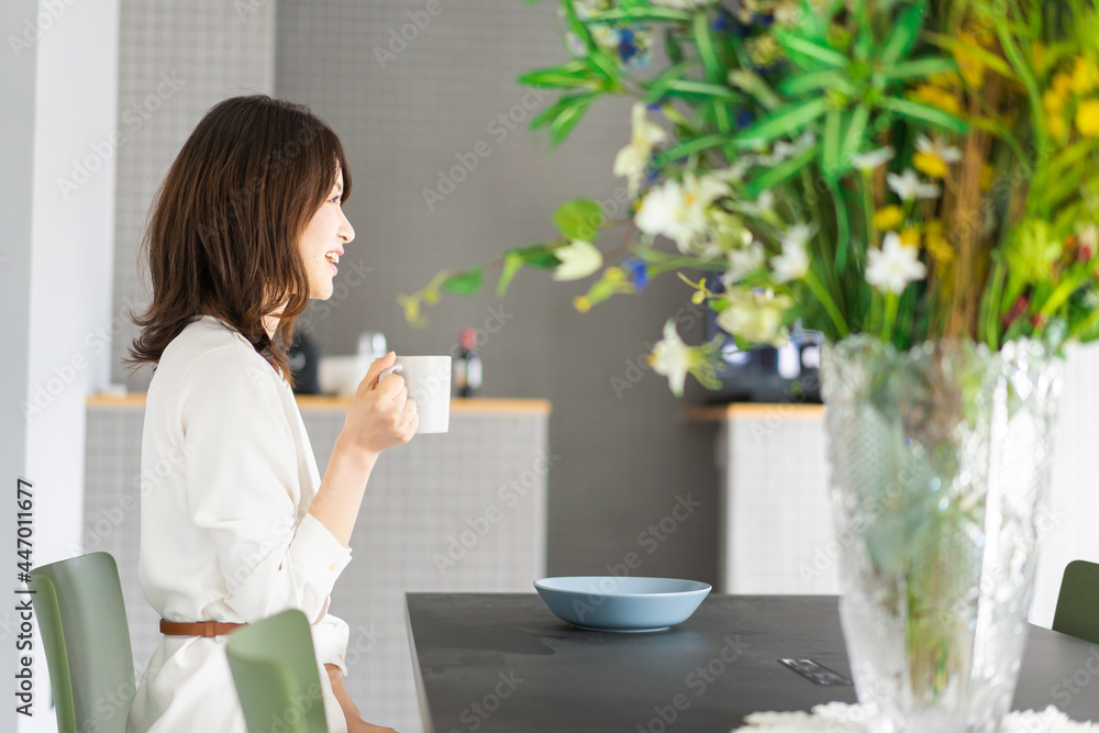 カフェでコーヒーを飲む若い女性 カフェでコーヒーを飲む若い女性