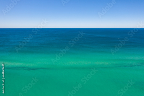 Beautiful ocean horizon scene. Immensity of the ocean view from above with shades of blues and turquoise © FRPhotos
