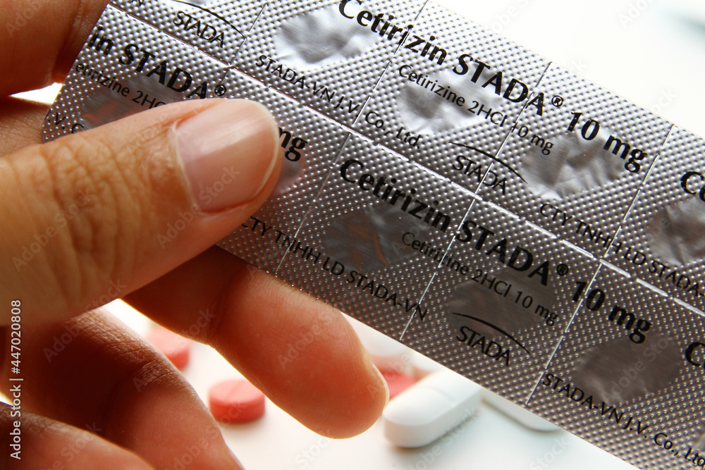 Cetirizin STADA 10 mg film coated tablets. Cetirizine dihydrochloride