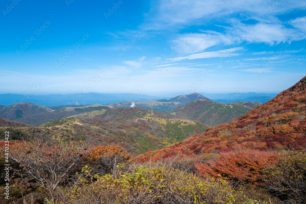 大分県の紅葉のくじゅう連山の風景  Mt.Kujyu range scenery of autumn leaves in Oita Prefecture 