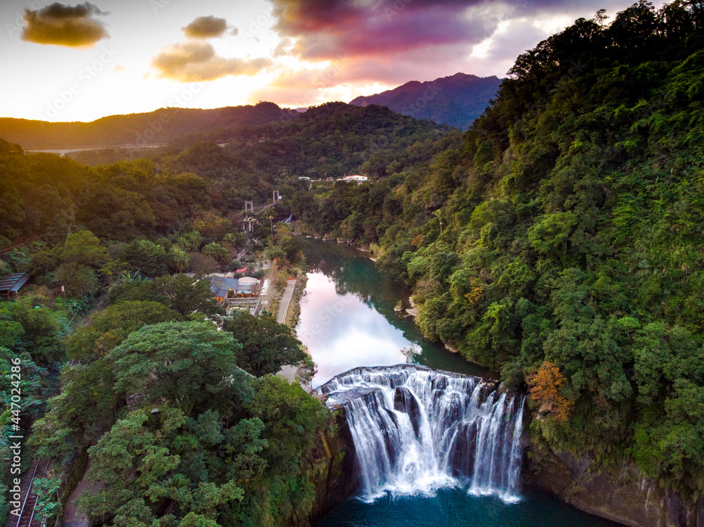 Fototapeta premium waterfall in the mountains
