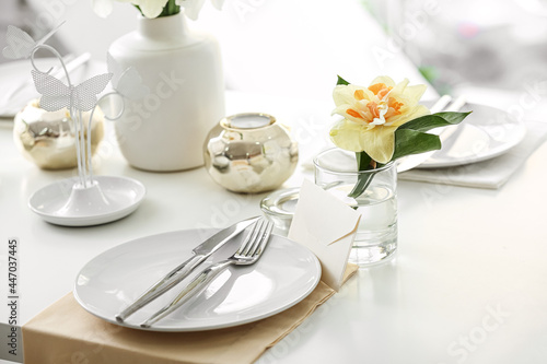 Beautiful table setting with narcissus flowers