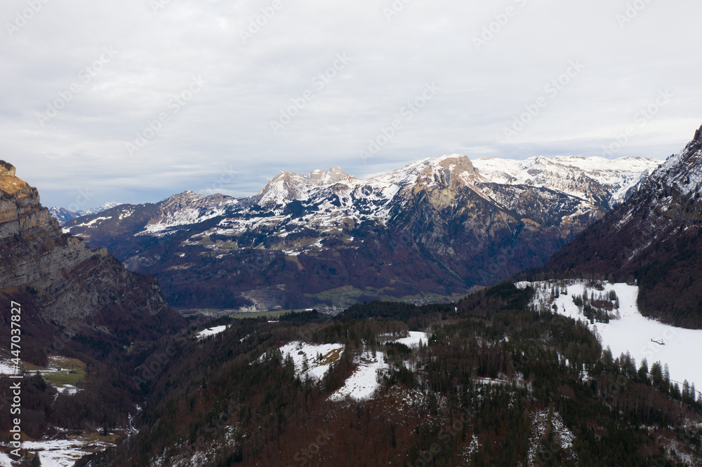 Super Aussicht auf den Klöntalersee im Kanton Glarus. Festgehalten mit der Dji Mavic Pro Drohne. Oben noch Schnee unten schon grün.