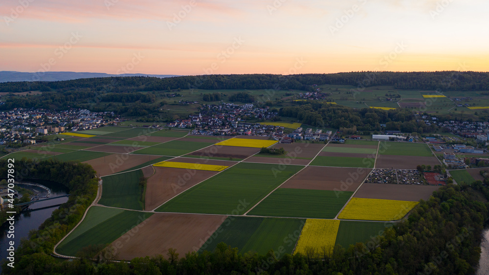 tolle Landschaft in Nussbaumen bei Baden im Aarga in der Schweiz. Tolle Felder und ein atemberaubender Wald mit richtig saftig grünen Blätter.