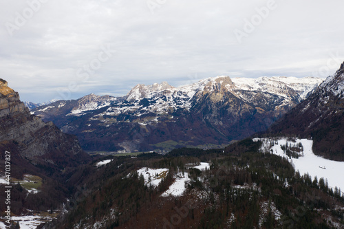 Super Aussicht auf den Klöntalersee im Kanton Glarus. Festgehalten mit der Dji Mavic Pro Drohne. Oben noch Schnee unten schon grün.