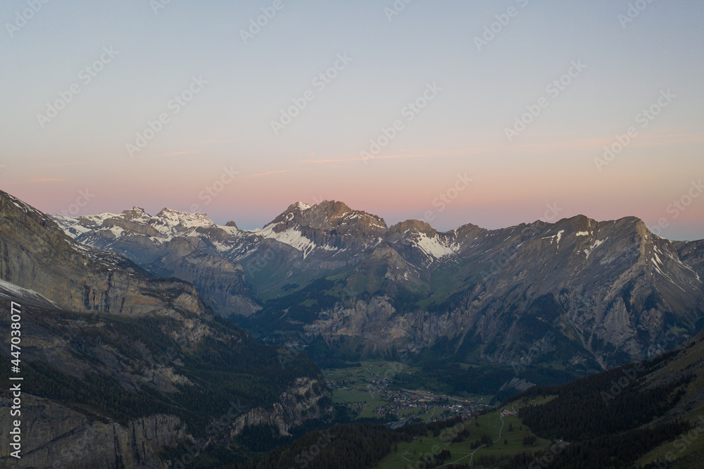 Fototapeta premium Atemberaubende Landschaft am Oeschinensee oberhalb von Kandersteg im Kanton Bern. Tolle Drohnenaufnahme mit der DJI Mavic Pro. Grüne Bäume und ein blauer See. Vogelperspektive.