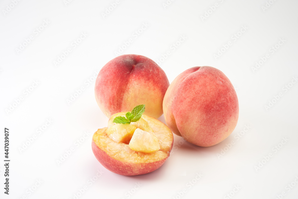 白桃を白バックで
