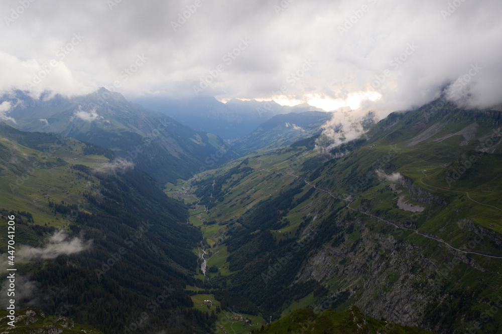 Atemberaubende Landschaft am Oeschinensee oberhalb von Kandersteg im Kanton Bern. Tolle Drohnenaufnahme mit der DJI Mavic Pro. Grüne Bäume und ein blauer See. Vogelperspektive.