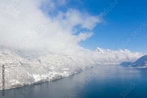 Tolle Aussicht über den Walensee im Kanton Glarus. Winterwunderland in der Schönen Schweiz. Alles ist schneebedeckt. © Philip