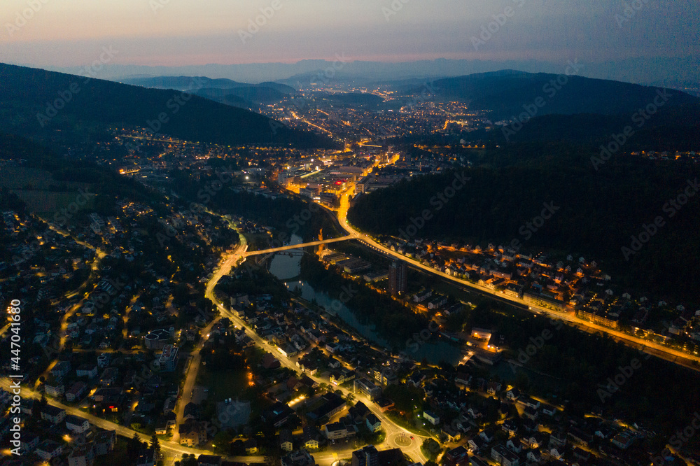 Tolle Vogelperspektive einer Stadt in der Nacht und beim Sonnenuntergang. Tolle Aussicht über die Stadt Baden im Kanton Aargau in der Schweiz.