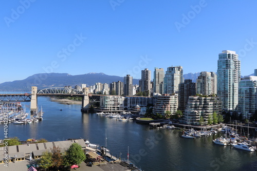 Atemberaubende Aussicht auf die wunderschöne Stadt Vancouver in Kanada. Ein toller sonniger Tag bei einer super Stimmung. Blauer Himmel.