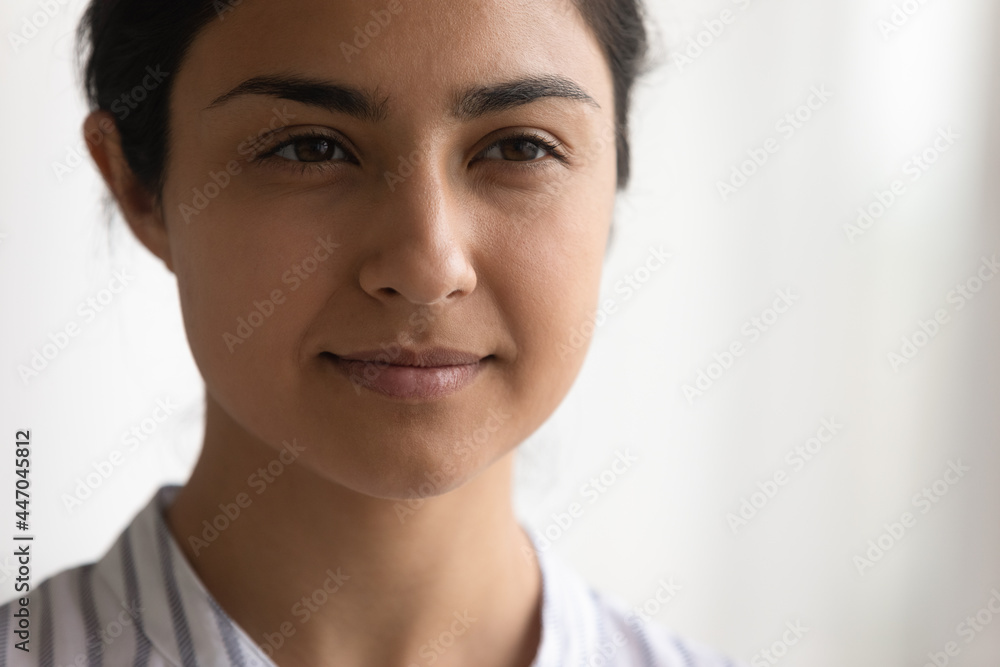 Φωτογραφία Head shot close up of confident Indian woman with healthy smooth perfect skin lo