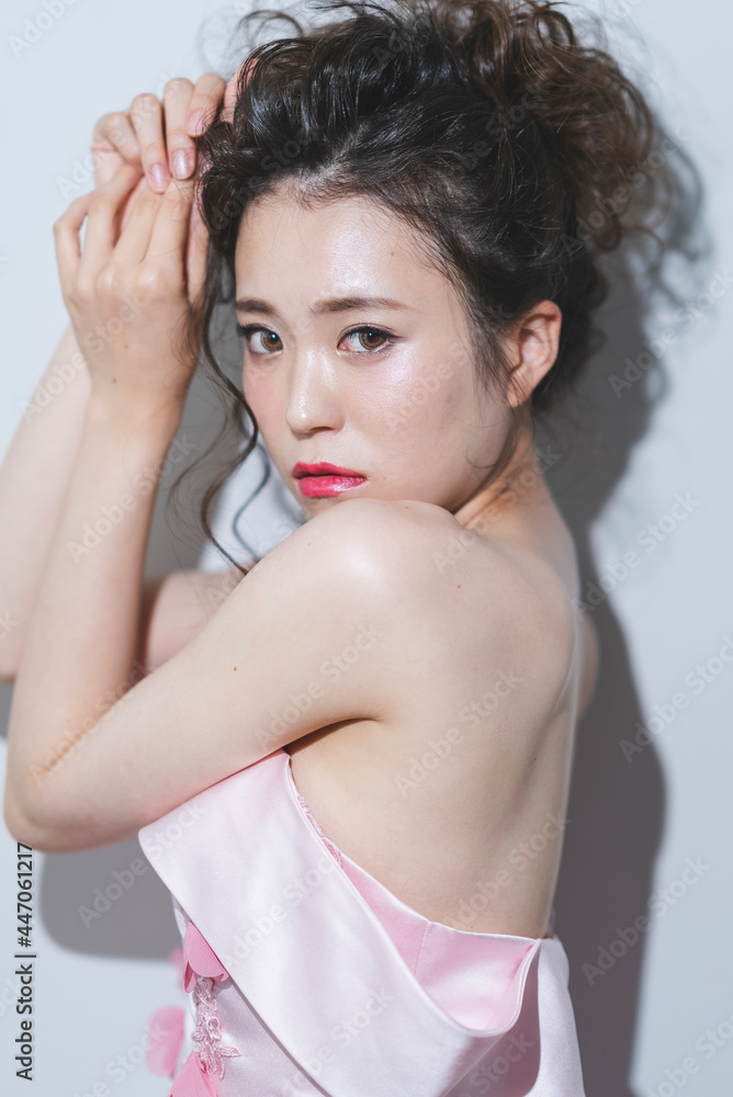 Obraz premium ヘアメイクをしてドレスを着た女性