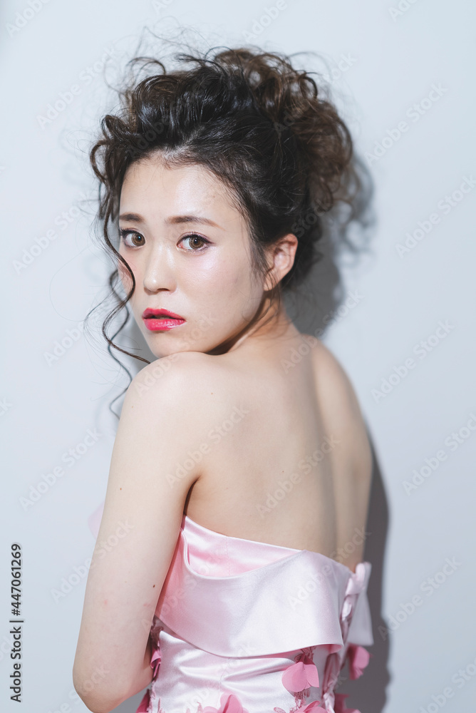 ヘアメイクをしてドレスを着た女性