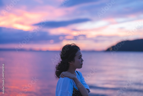 夕暮れの海にいる女性 © peach100