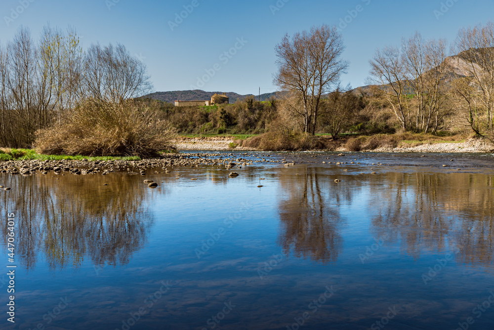 paisage de reflejos sobre el rio segre