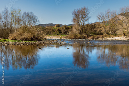 paisage de reflejos sobre el rio segre