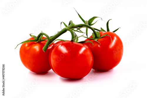 Groupe de trois tomates sur fond blanc