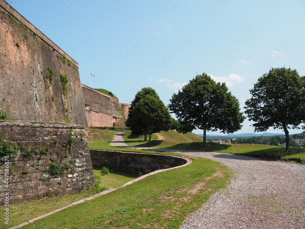 Zitadelle von Bitsch - Citadelle de Bitche – gelegen auf einem Hügel über der Stadt Bitsch Zitadelle von Bitsch - Citadelle de Bitche – gelegen auf einem Hügel über der Stadt Bitsch