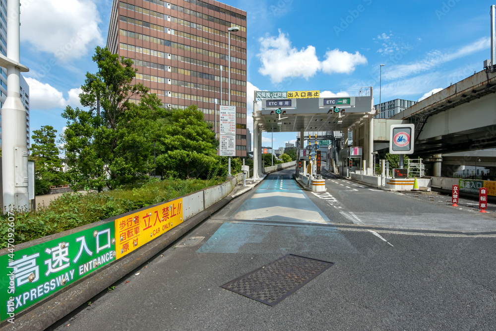 Fototapeta premium 首都高速の神田橋入口と新型コロナワクチンの自衛隊東京大規模接種センター