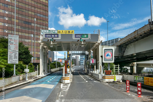 首都高速の神田橋入口と新型コロナワクチンの自衛隊東京大規模接種センター photo