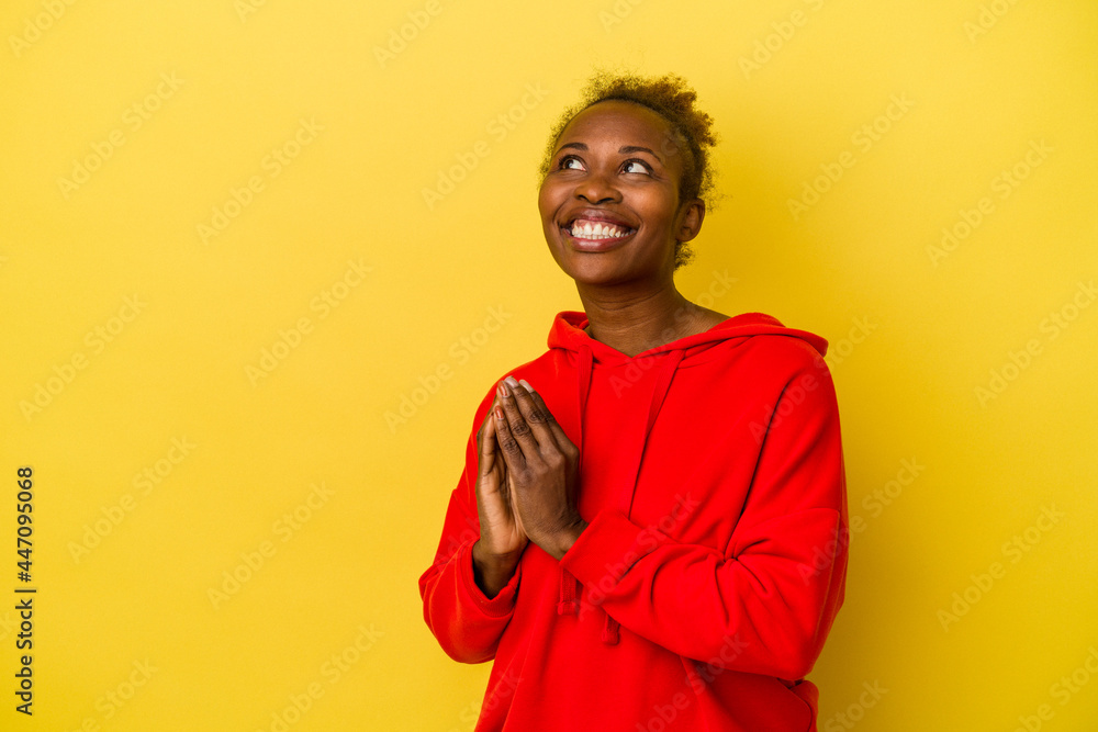 Young african american woman isolated on yellow background making up plan in mind, setting up an idea. Young african american woman isolated on yellow background making up plan in mind, setting up an idea.