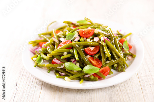 green bean salad with tomato and onion