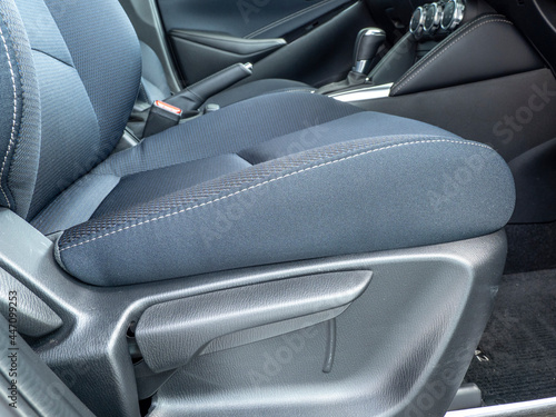 自動車のフロントシート座面とシートリフター © Kumi