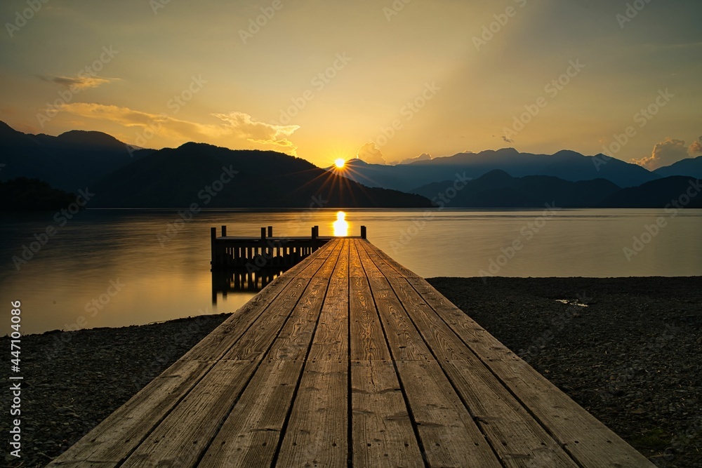 Obraz premium 桟橋のある湖の夕方の風景