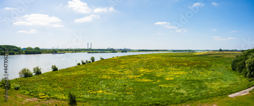 Obraz na płótnie Mündung des Lippeseitenkanals bei Wesel (NRW) in den Rhein w salonie