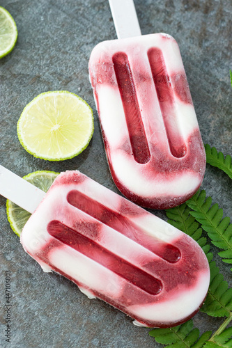 Fotografie Self made ice cream on stics of fresh berries