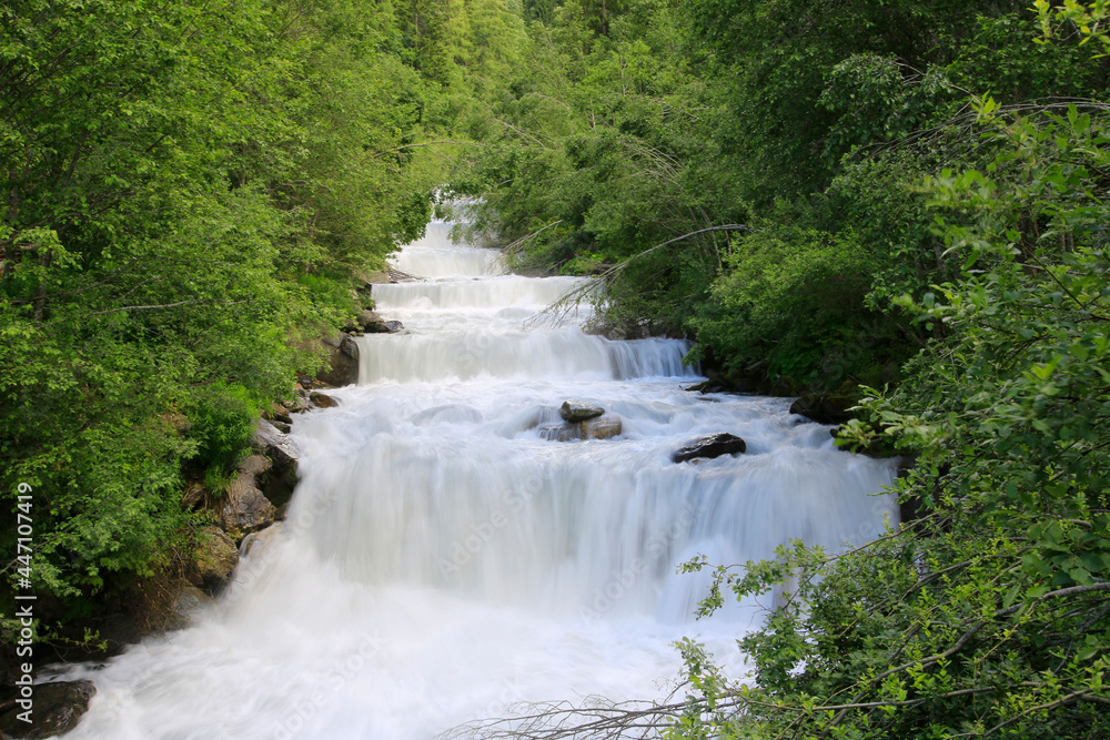 Gebirgsfluss mit Cascaden in Naturlandschaft, Österreich, Europa