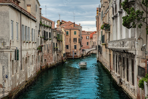 Venedig Italien Kanal Sommer 2021 Boot fährt auf Wasser