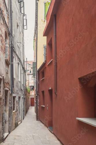 Narrow alley between traditional Venetian houses, Venice, Italy © Mark Zhu
