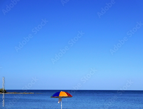 ombrellone colorato contro il cielo blu estivo