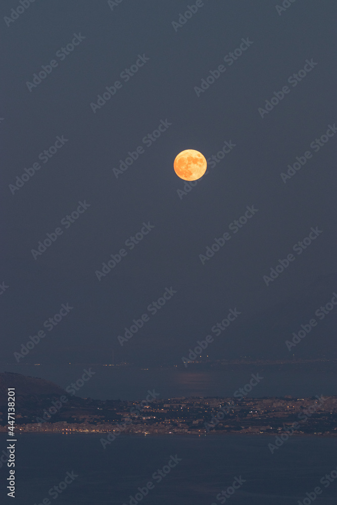 La Luna sulle coste del Palermitano in Sicilia La Luna sulle coste del Palermitano in Sicilia