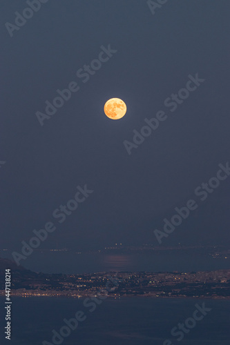 La Luna sulle coste siciliane