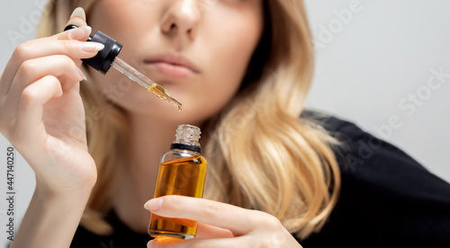 Foto Oil hair treatment for woman hairdresser spa at home