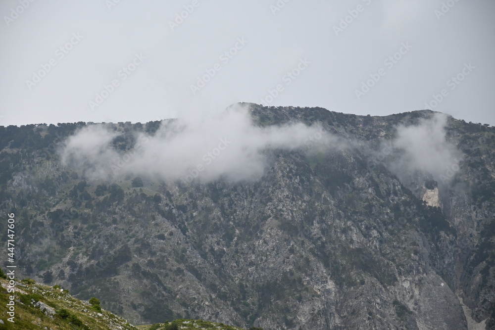 Berge mit Regenwolken am Llogara-Pass in Albanien