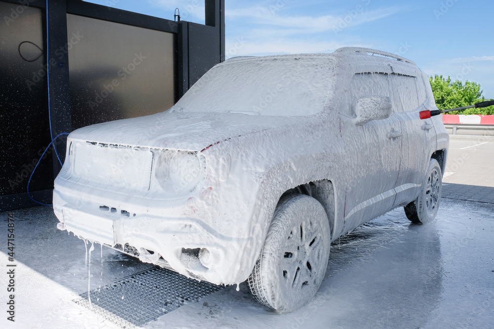 Car in foam at a car wash. Car wash with soap, car wash foto de Stock
