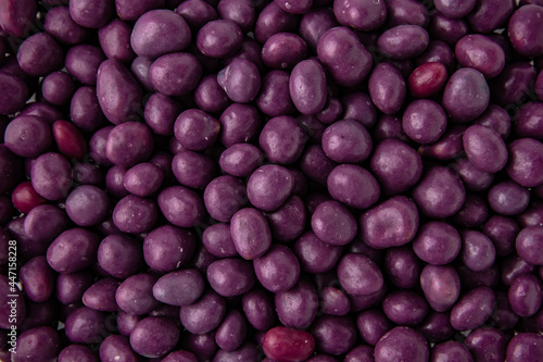Foto Hazelnuts or almonds in blueberry syrup