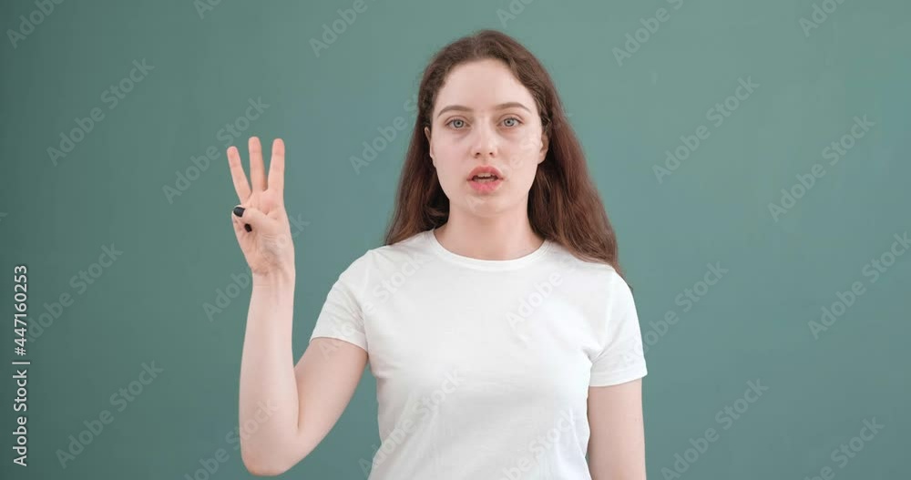 Girl counts to five, all numbers pronounces Girl counts to five, all numbers pronounces