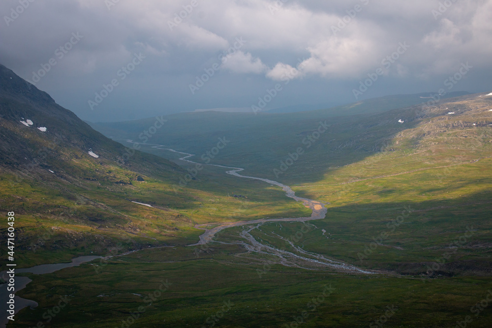 Φωτογραφία The view of Viterskalet cottage on Kungsleden train from the path to Syttertoppe